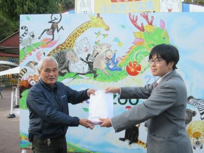 文化祭の収益金　池田動物園に寄付